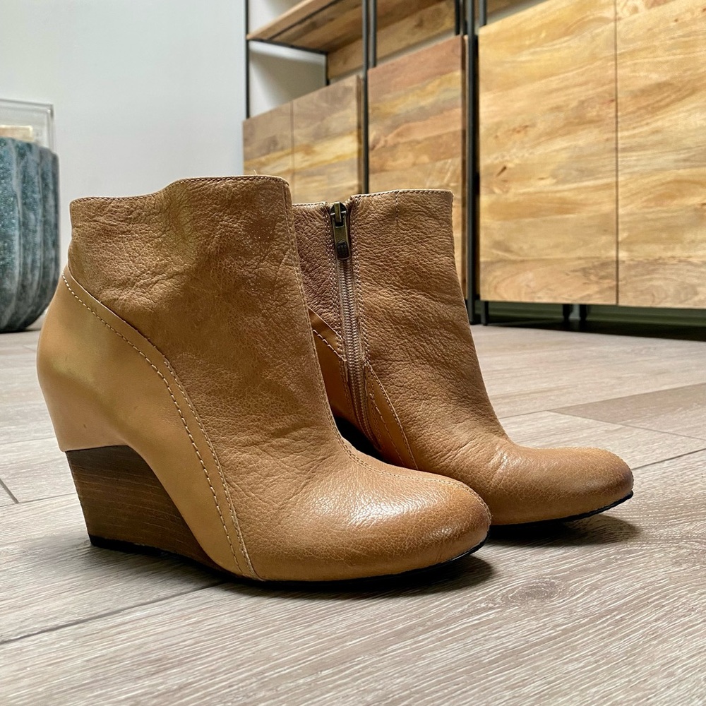 VINCE CAMUTO TAN BOOTIES
